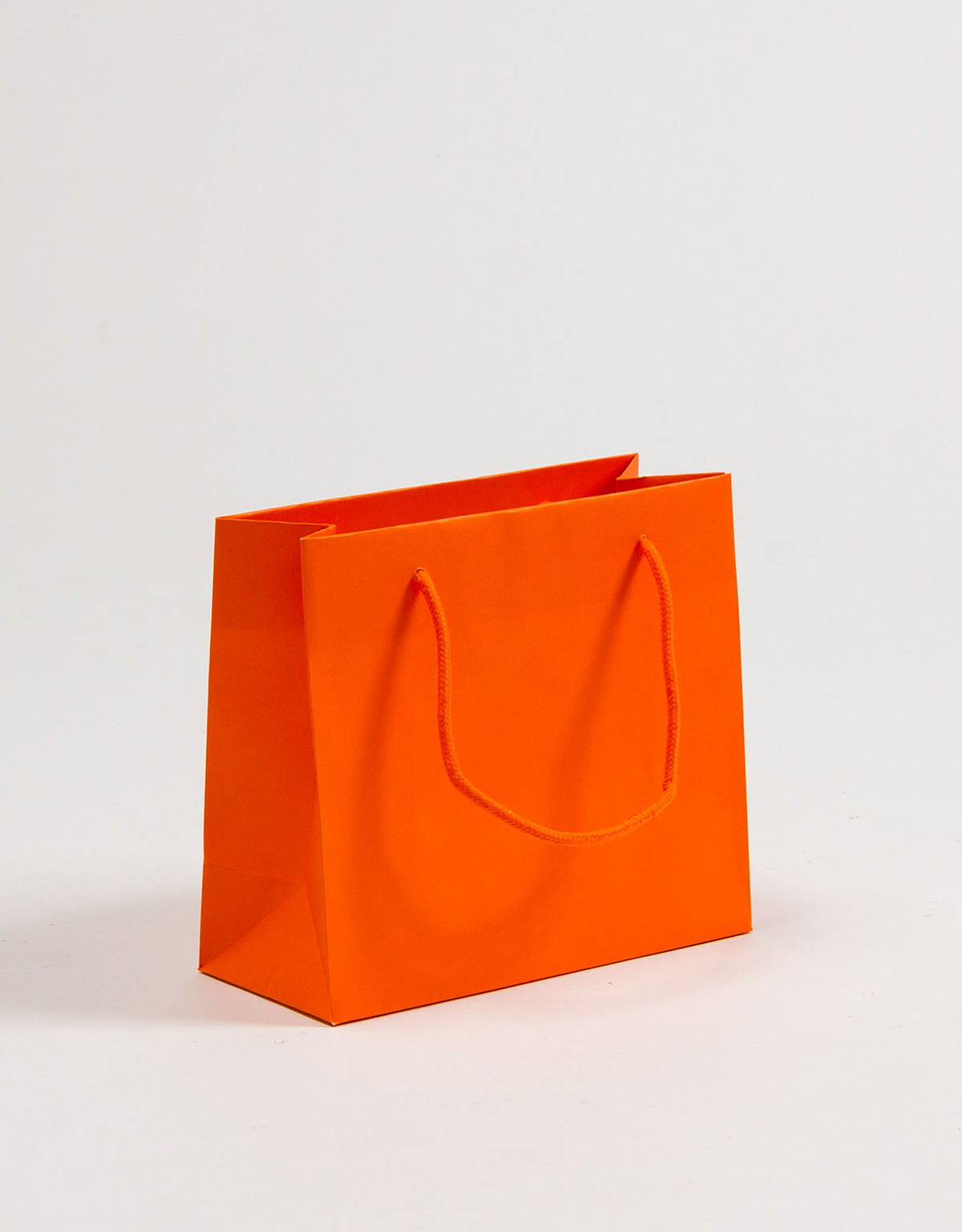 Produktbild Papiertragetaschen POP mit Stoffkordel orange in der Größe 23 x 10 x 20 + 5 cm