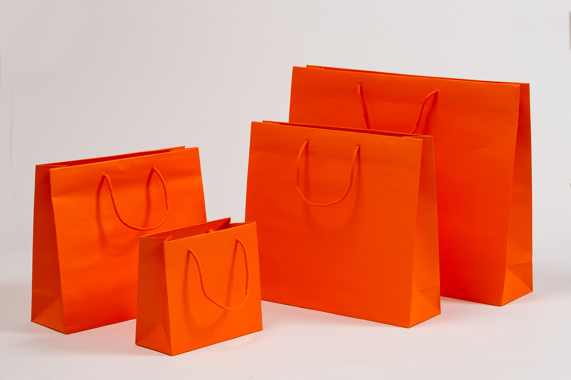 Gruppenbild Papiertragetaschen POP mit Stoffkordel orange