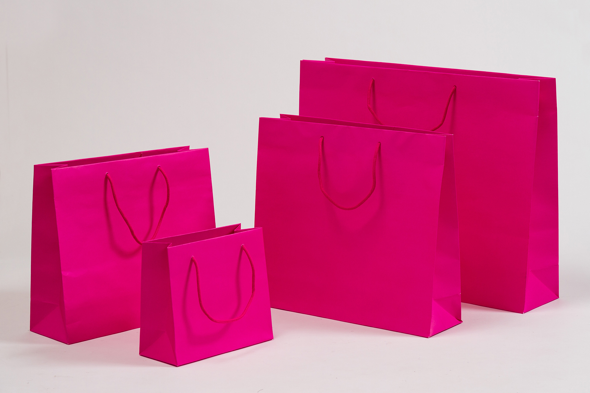 Gruppenbild Papiertragetaschen POP mit Stoffkordel pink
