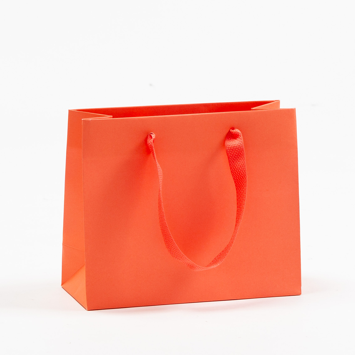 Produktbild Papiertragetaschen Royal mit Stoffbändern coral koralle in der Größe 24 x 10 x 20 + 5 cm